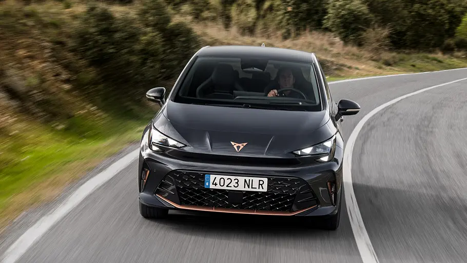 Cupra Born Facelift 2026 Die fahrdynamische Aufnahme zeigt den Cupra Born bei einer Kurvenfahrt von frontal vorne.
