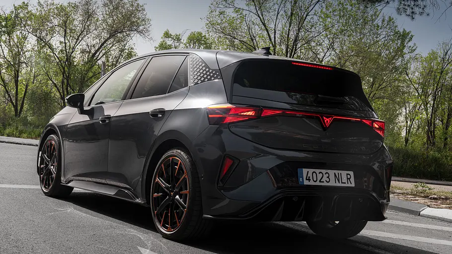 Cupra Born Facelift 2026 Die fahrdynamische Aufnahme zeigt den Cupra Born (2026) von schräg hinten.