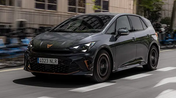 Cupra Born nach Facelift 2026 in der Stadt, fahrend fotografiert von schräg vorne. - Foto: Cupra