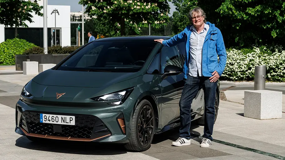 Cupra Born Facelift 2026 Ein Redakteur steht vor dem Cupra Born (2026).
