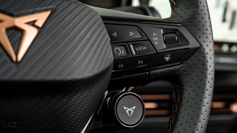 Cupra Born Facelift 2026 Die Detailaufnahme zeigt ein Stück des Lenkrads im neuen Cupra Born.