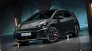 Der Cupra Born VZ steht in dunkler Umgebung, von vorne links fotografiert. - Foto: Cupra