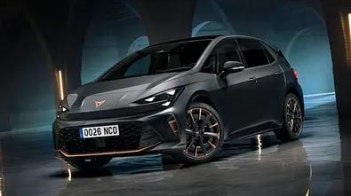 Der Cupra Born VZ steht in dunkler Umgebung, von vorne links fotografiert. - Foto: Cupra