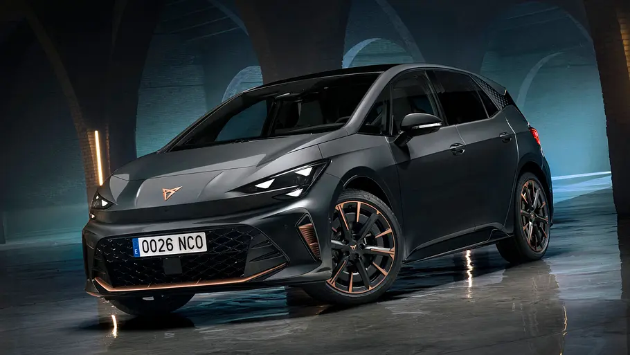 Der Cupra Born VZ steht in dunkler Umgebung, von vorne links fotografiert.