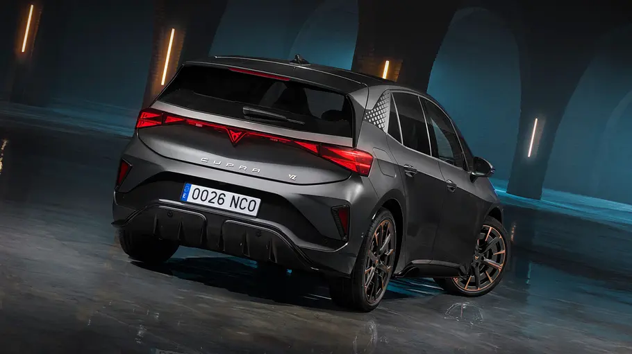 Der Cupra Born VZ steht in dunkler Umgebung, von hinten rechts fotografiert.