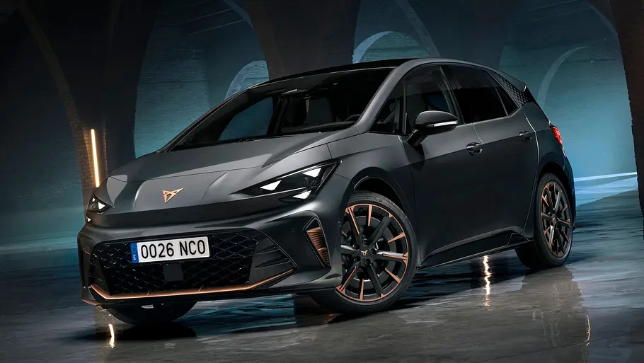 Der Cupra Born VZ steht in dunkler Umgebung, von vorne links fotografiert.