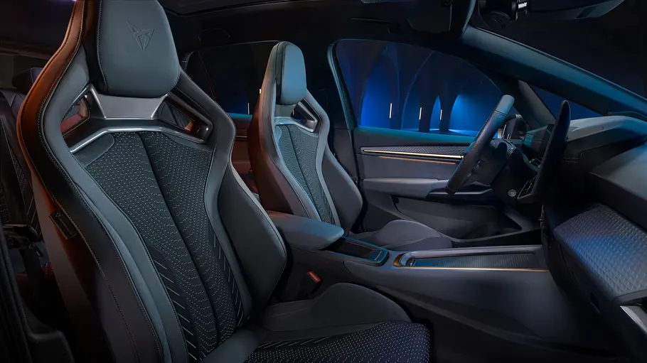 Die vorderen Sitze des Cupra Born VZ.
