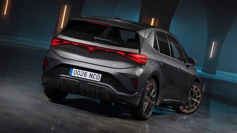 Der Cupra Born VZ steht in dunkler Umgebung, von hinten rechts fotografiert.
