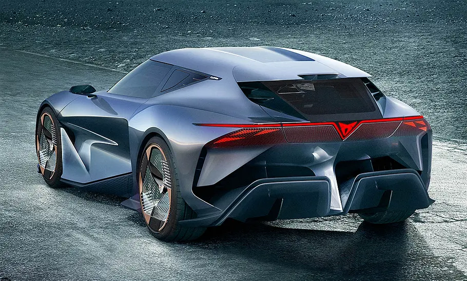 Cupra Dark Rebel (2023) Der Cupra Dark Rebel (2023) stehend von hinten.