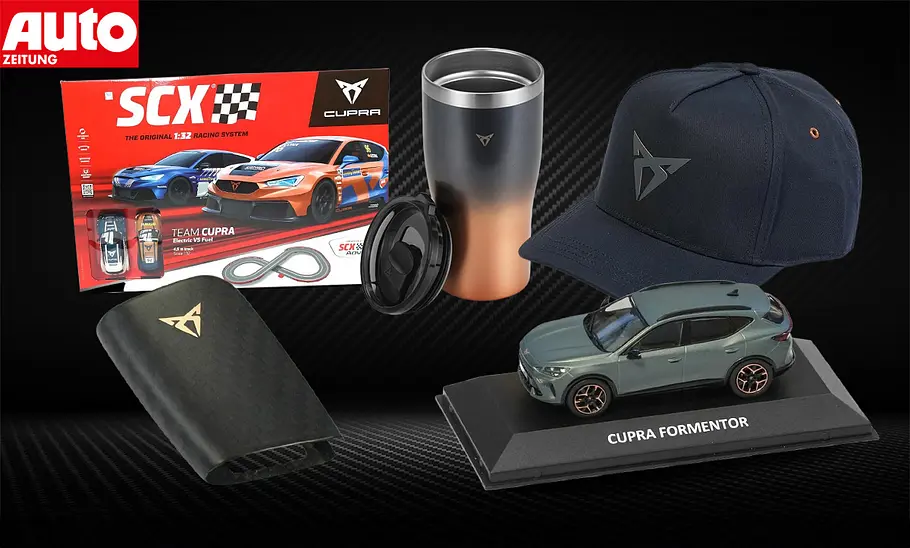 Diverse Cupra-Fanzubehör-Artikel vor einem grauen Hintergrund in Carbon-Optik.