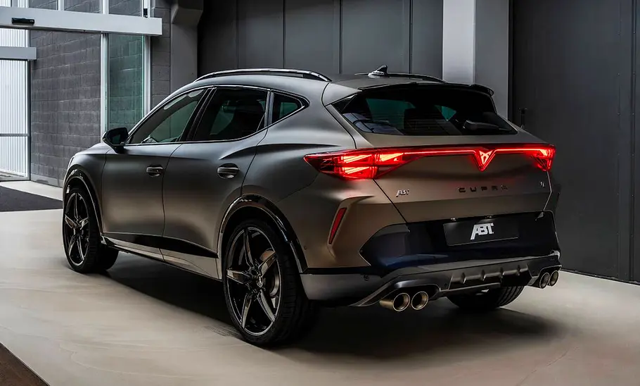Sicht von schräg hinten auf den Cupra Formentor von Abt.
