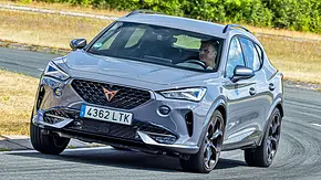 Ein fahrender Cupra Formentor VZ von schräg vorne. - Foto: Frank Ratering Ein fahrender Cupra Formentor VZ von schräg vorne. - Foto: Frank Ratering