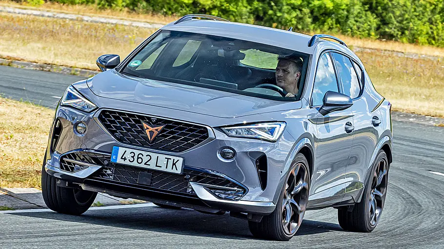 Cupra Formentor Der Cupra Formentor VZ fährt durch eine Rechtskurve, von vorne fotografiert.