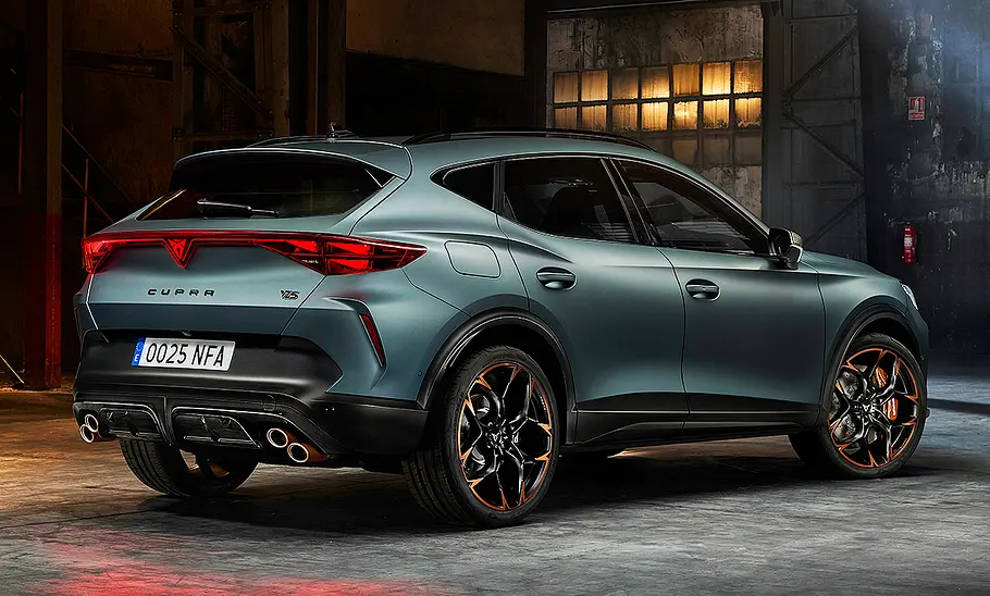 Blick von schräg hinten auf den Cupra Formentor VZ5 (2026).