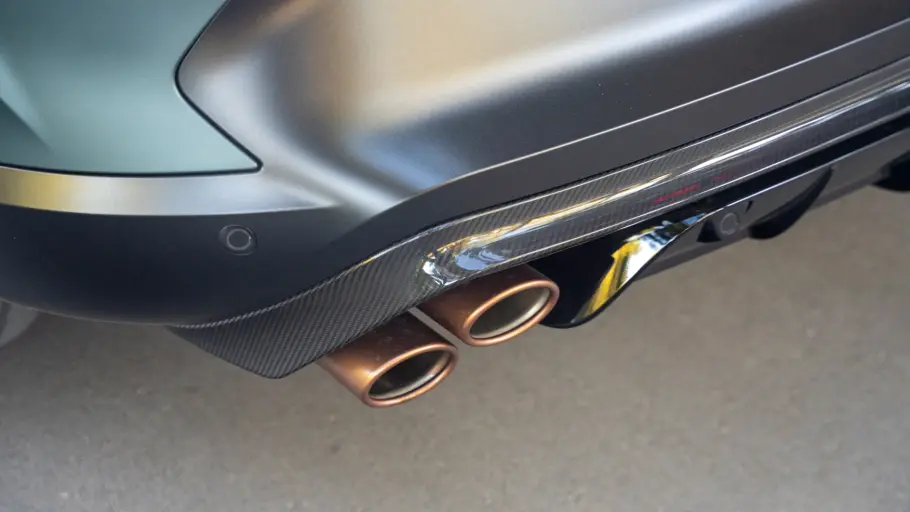 Die Auspuffendrohre des Cupra Formentor VZ5 in der Detailaufnahme.
