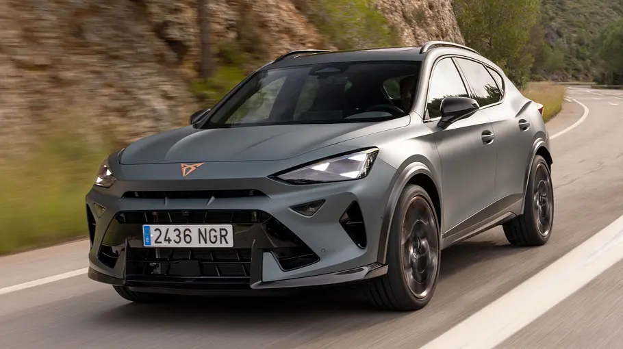 Der Cupra Formentor VZ5 fährt auf einer Landstraße, von vorne links fotografiert.