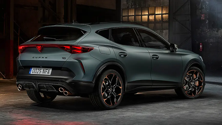 Cupra Formentor VZ5 Der Cupra Formentor VZ5 steht in einer dunklen Halle, fotografiert von schräg hinten.