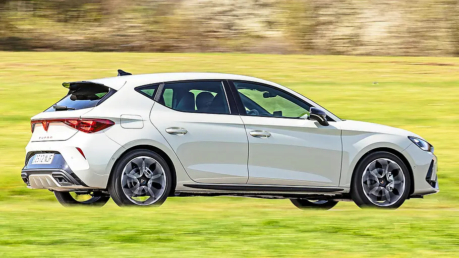 Cupra Leon Blick von der Seite auf den fahrenden Cupra Leon.