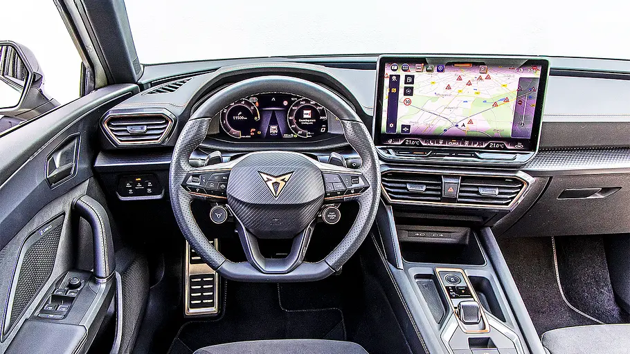 Cupra Leon Blick auf die Armaturen im Innenraum des Cupra Leon.