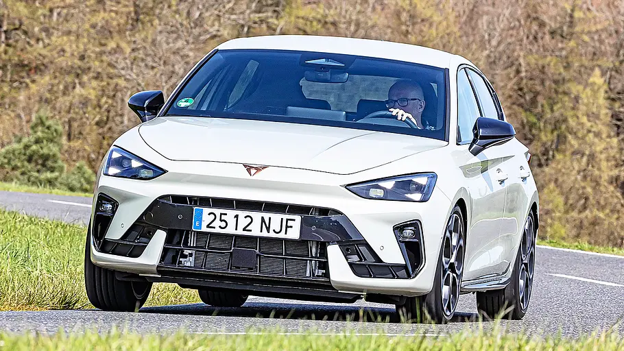 Cupra Leon Blick von schräg vorne auf den fahrenden Cupra Leon.
