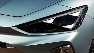 Detailbild zeigt den Frontschein des noch aktuellen Cupra Leon. - Foto: Cupra