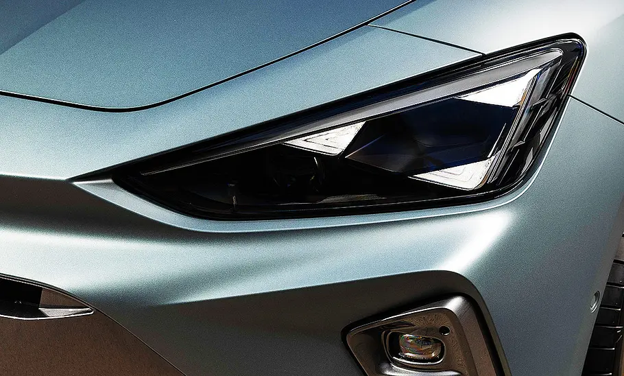 Detailbild zeigt den Frontschein des noch aktuellen Cupra Leon.
