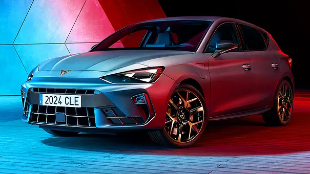 Das Cupra Leon Facelift stehend von schräg vorne fotografiert. - Foto: Cupra Das Cupra Leon Facelift stehend von schräg vorne fotografiert. - Foto: Cupra