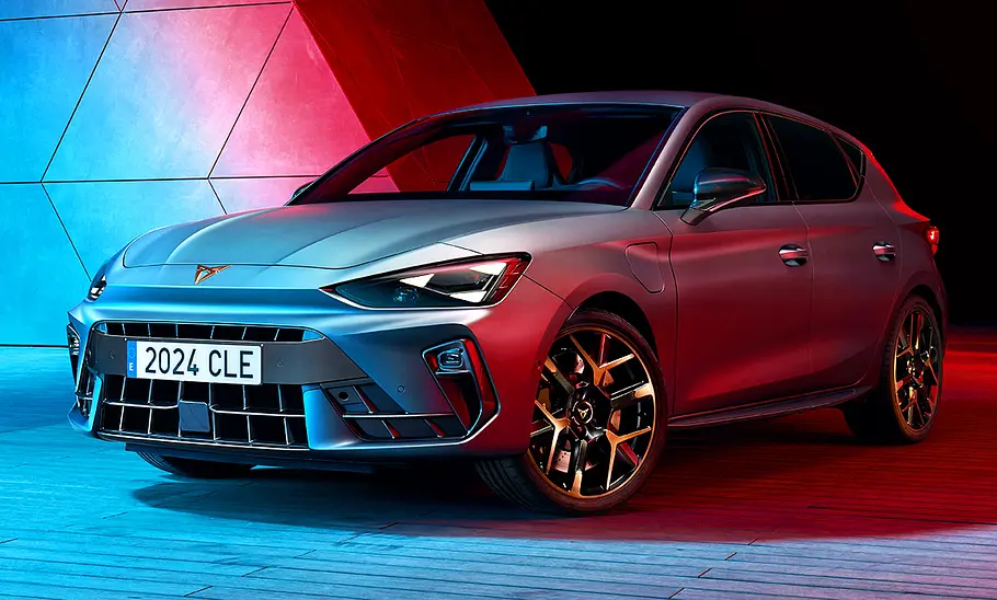 Cupra Leon Facelift Das Cupra Leon Facelift stehend von schräg vorne fotografiert.