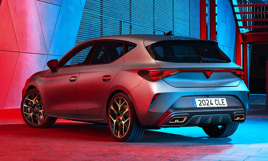 Cupra Leon Facelift Das Cupra Leon Facelift stehend von schräg hinten fotografiert.
