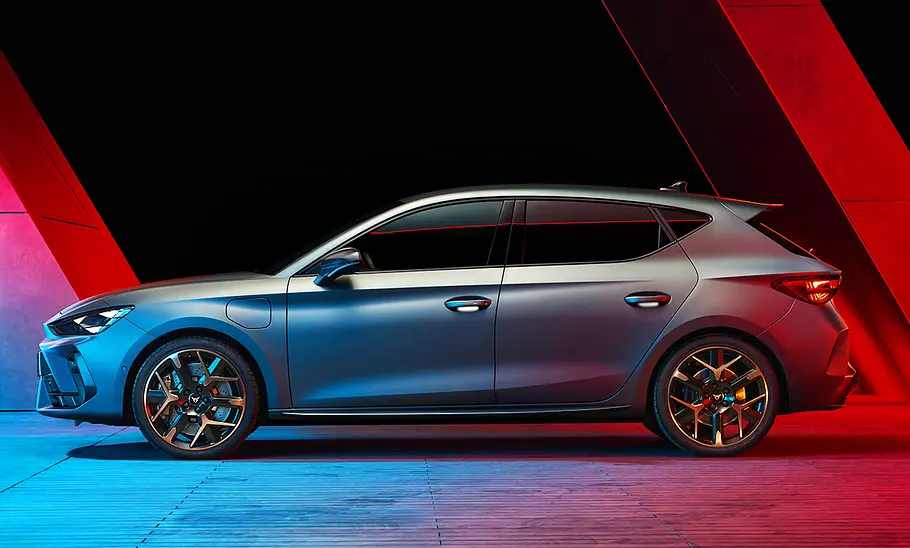 Cupra Leon Facelift Das Cupra Leon Facelift stehend von der Seite fotografiert.