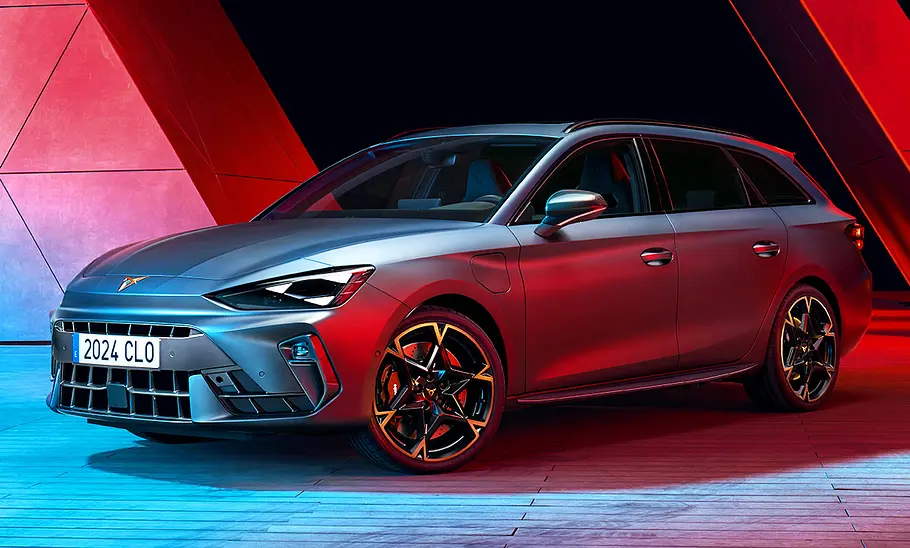 Cupra Leon Facelift Das Cupra Leon Sportstourer Facelift stehend von schräg vorne fotografiert.