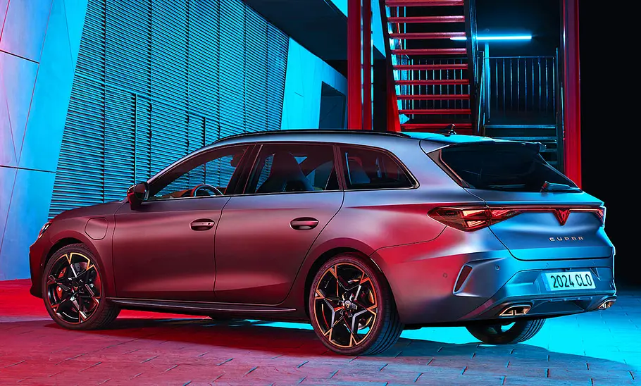 Cupra Leon Sportstourer Facelift Das Cupra Leon Sportstourer Facelift stehend von schräg hinten fotografiert.
