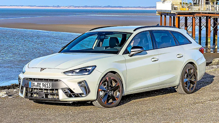 Cupra Leon Sportstourer Blick von schräg vorne auf den Cupra Leon Sportstourer.