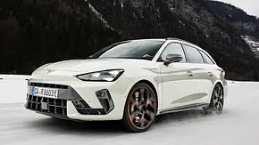Das fahrdynamische Bild zeigt das Cupra Leon Sportstourer Facelift (2024) von schräg vorne. - Foto: Cupra