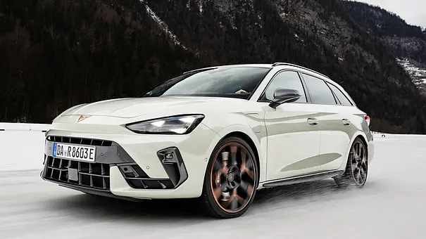 Das fahrdynamische Bild zeigt das Cupra Leon Sportstourer Facelift (2024) von schräg vorne. - Foto: Cupra Das fahrdynamische Bild zeigt das Cupra Leon Sportstourer Facelift (2024) von schräg vorne. - Foto: Cupra