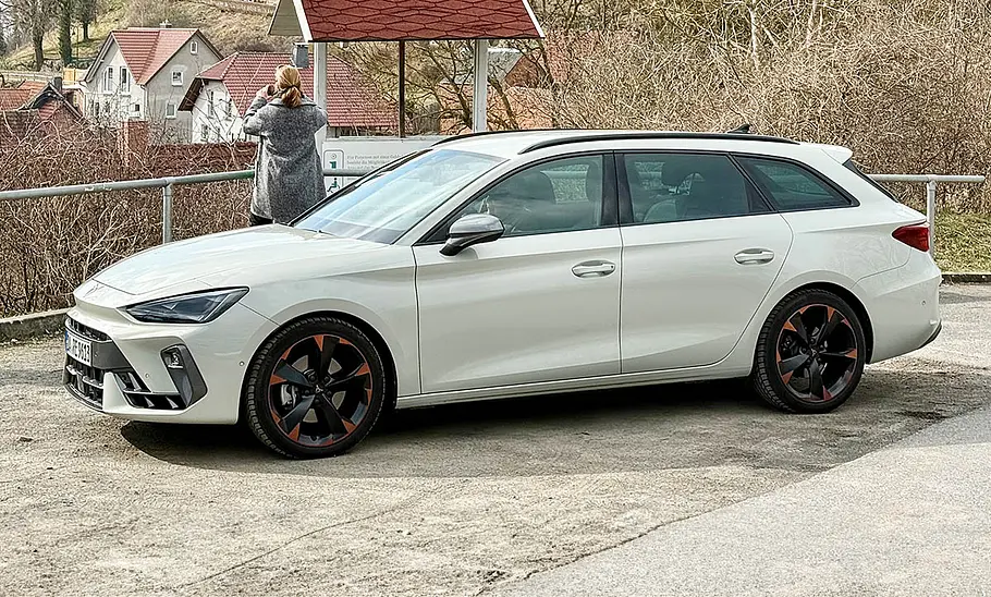 Cupra Leon Sportstourer Der Cupra Leon Sportstourer steht auf einem Aussichtspunkt, von schräg vorne/seitlich fotografiert.