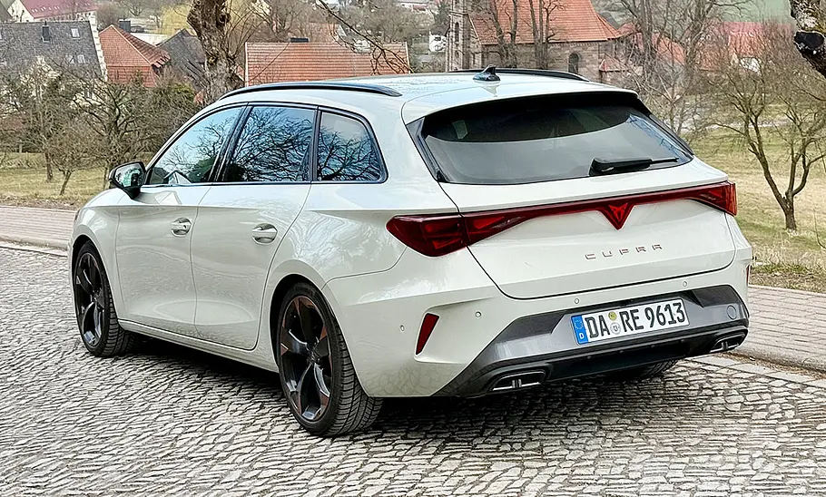 Cupra Leon Sportstourer Der Cupra Leon Sportstourer steht auf einer gepflasterten Straße, von hinten rechts fotografiert.