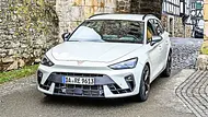 Blick von schräg vorne auf den Cupra Leon Sportstourer. - Foto: Team AUTO ZEITUNG Blick von schräg vorne auf den Cupra Leon Sportstourer. - Foto: Team AUTO ZEITUNG
