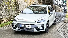 Blick von schräg vorne auf den Cupra Leon Sportstourer. - Foto: Team AUTO ZEITUNG Blick von schräg vorne auf den Cupra Leon Sportstourer. - Foto: Team AUTO ZEITUNG