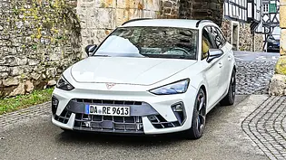Blick von schräg vorne auf den Cupra Leon Sportstourer. - Foto: Team AUTO ZEITUNG