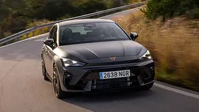 Der Cupra Leon VZ fahrend von schräg vorne fotografiert. - Foto: Cupra
