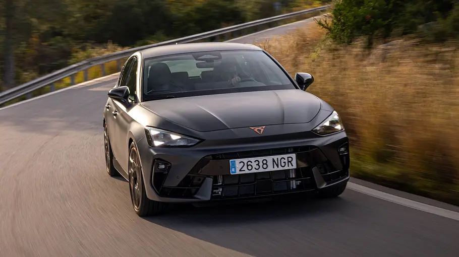 Der Cupra Leon VZ fahrend von schräg vorne fotografiert.