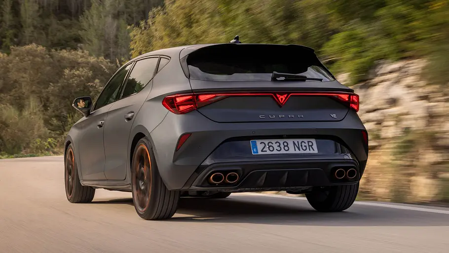 Der Cupra Leon VZ fahrend von schräg hinten fotografiert.