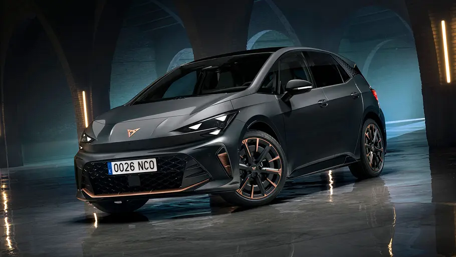 Das Cupra Born VZ Facelift steht vor dunklem Hintergrund, von vorne links fotografiert.