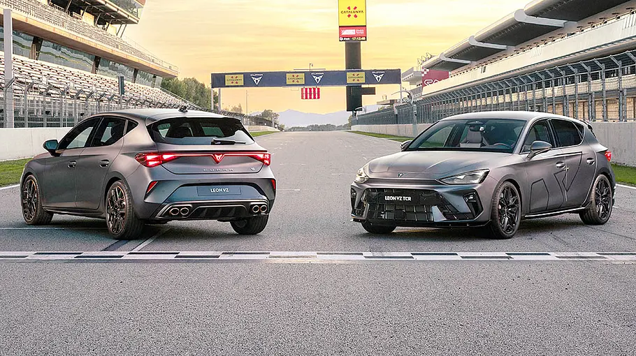 Zwei Cupra Leon VZ TCR stehen nebeneinander auf der Rennstrecke, einer von schräg vorne und einer von schräg hinten fotografiert.
