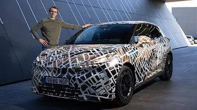 als Erlkönig getarnter Cupra Raval statisch am Cupra Headquarter in Martorell - Foto: Cupra