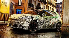 Der Cupra Raval (2026) als Erlkönig stehend von schräg vorne fotografiert. - Foto: Cupra Der Cupra Raval (2026) als Erlkönig stehend von schräg vorne fotografiert. - Foto: Cupra
