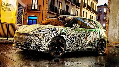 Der Cupra Raval (2026) als Erlkönig stehend von schräg vorne fotografiert. - Foto: Cupra