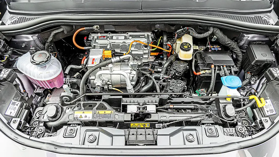 Blick in den (Elektro-)Motorraum des Cupra Raval Endurance (2026).