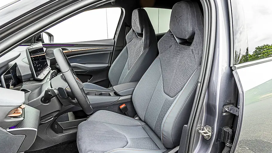 Blick auf die Vordersitze im Innenraum des Cupra Raval Endurance (2026).